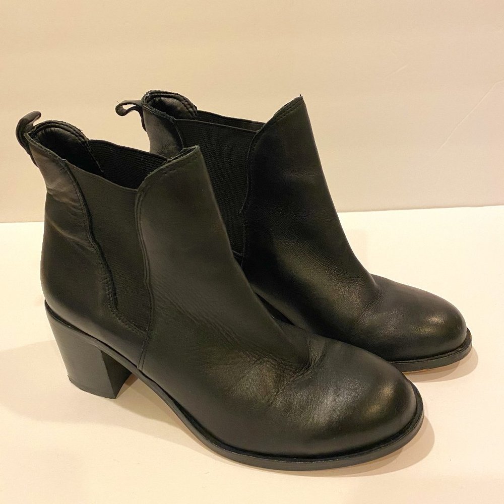 Sam Edelman Ankle Bootie Size 6